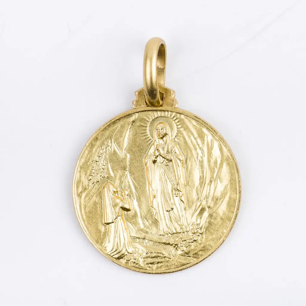 MÉDAILLE EN PLAQUÉ OR DE NOTRE DAME DE LOURDES Ø 21 MM, LIVRÉE EN BOÎTE.