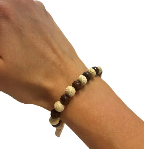 [3700344837184] BRACELET PERLES BOIS FORME DE ROSE AVEC CROIX