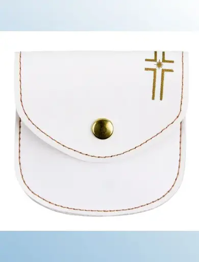 [1000000001525] POCHETTE IMMITATION CUIR BLANC, CROIX COULEUR OR H. 8 X 8 CM.