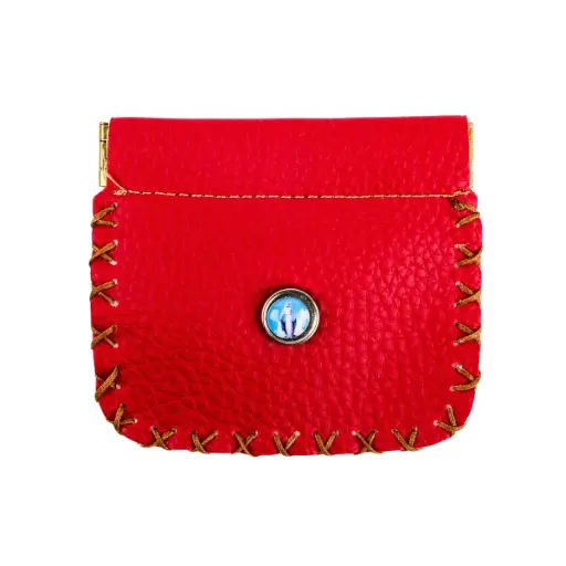 [1000000001549] PORTE MONNAIE ROUGE EN CUIR FERMETURE RESSORT AVEC RÉSINE DE LA VIERGE MIRACULEUSE H. 8 X 9,5 CM.